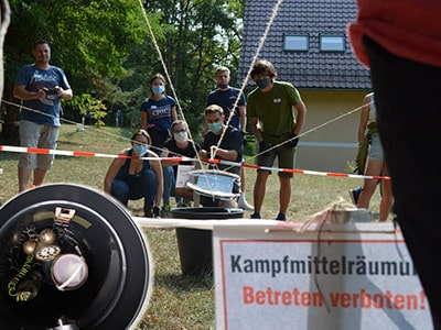 Eine Gruppe arbeitet zusammen um die Bombe zu entschärfen.