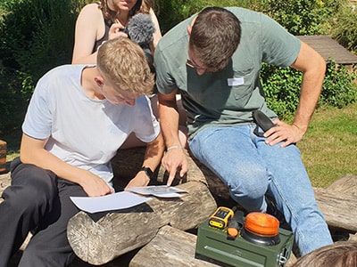 Ein Teilnehmer spuckt eine gewaltige Flamme.