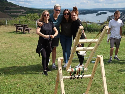 Ein Team feuert das selbst gebaute Katapult ab.