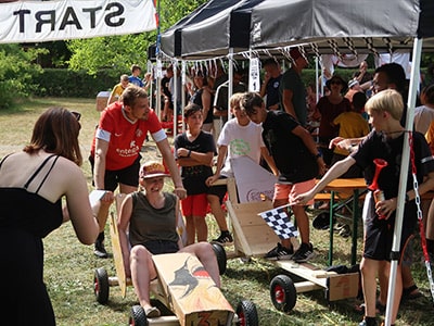 Ein Team mit seiner Seifenkiste an der Startlinie.