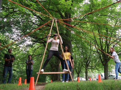 Eine Gruppe schießt mit dem selbst konstruierten Katapult.
